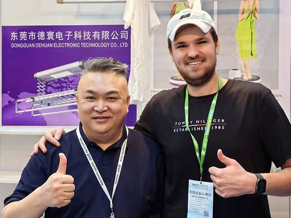 Group photo of foreign exhibiting clients