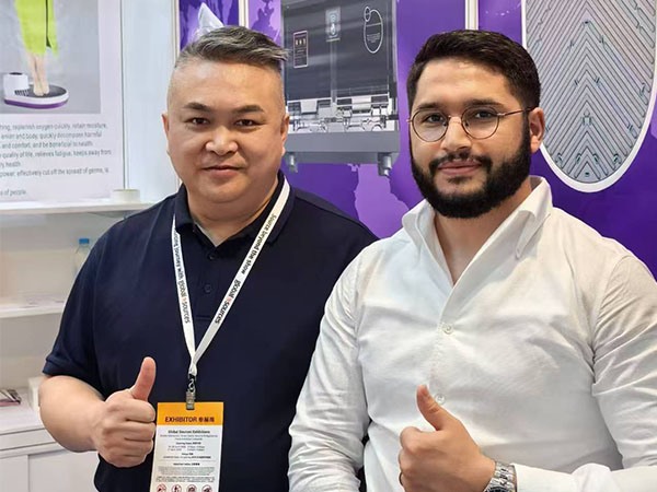 Group photo of foreign exhibiting clients